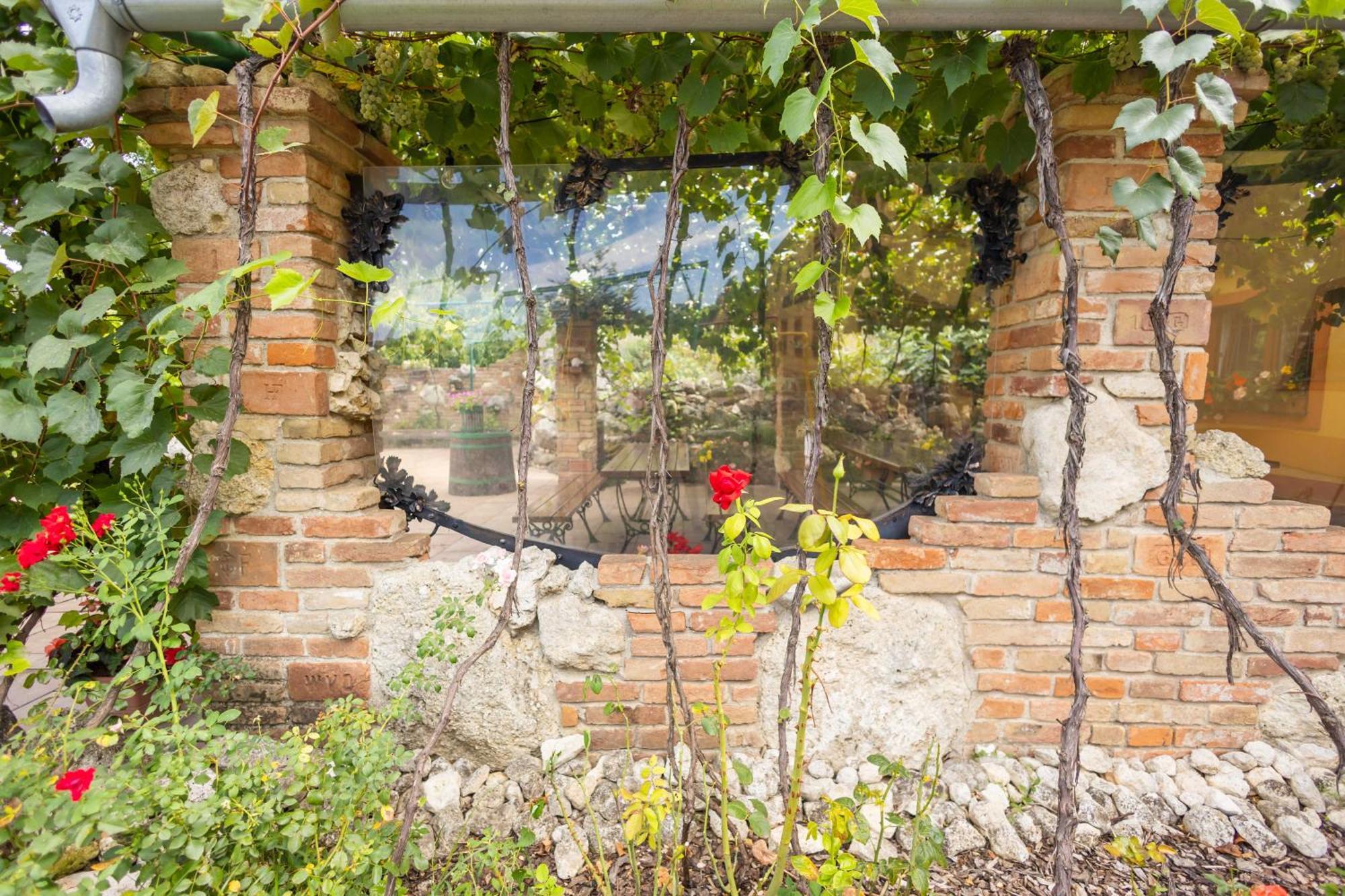 Penzion Moravska Oaza Valtice Buitenkant foto